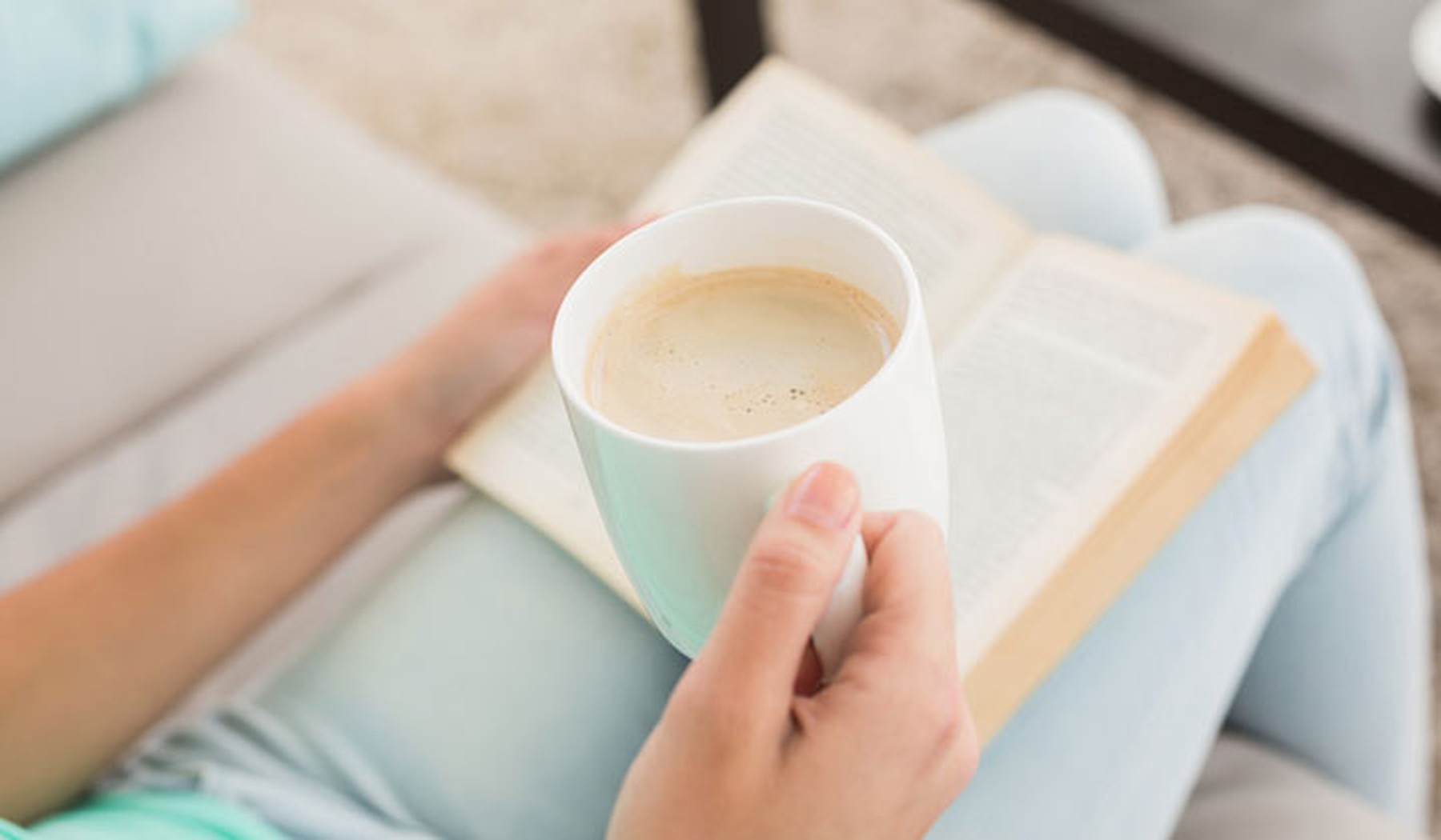 mujer leyendo con una taza de café
