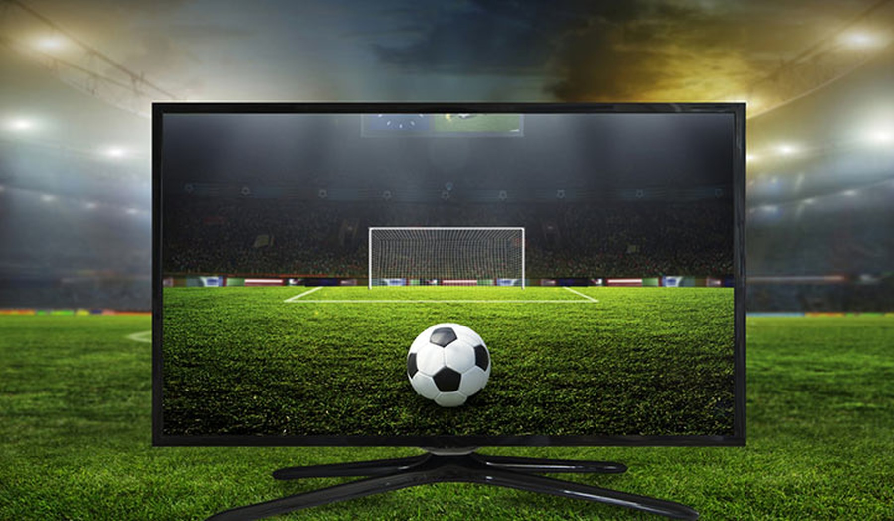 Televisión en un estadio de fútbol con la imagen del campo y un balón