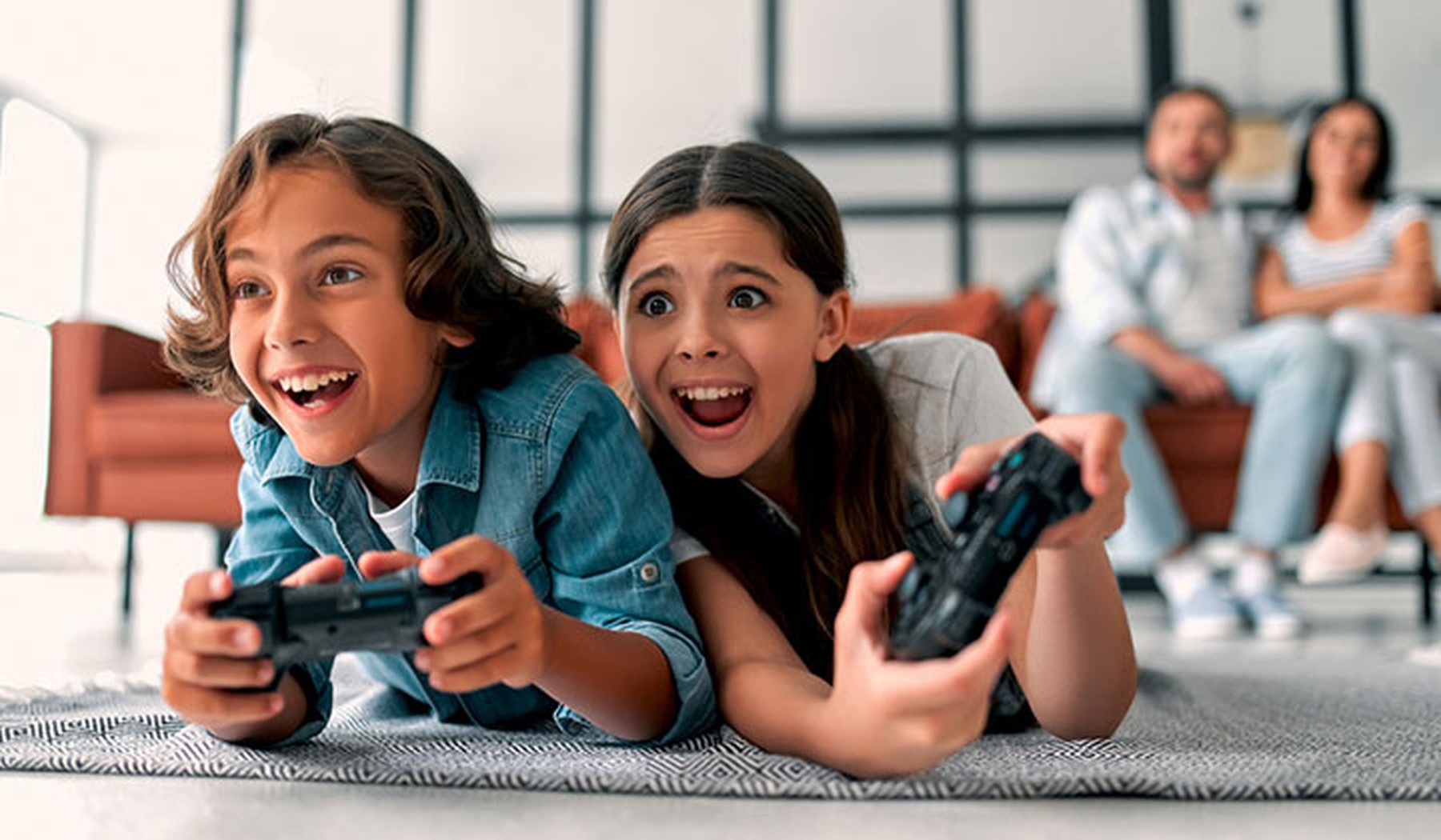 Dos niños jugando a la consola