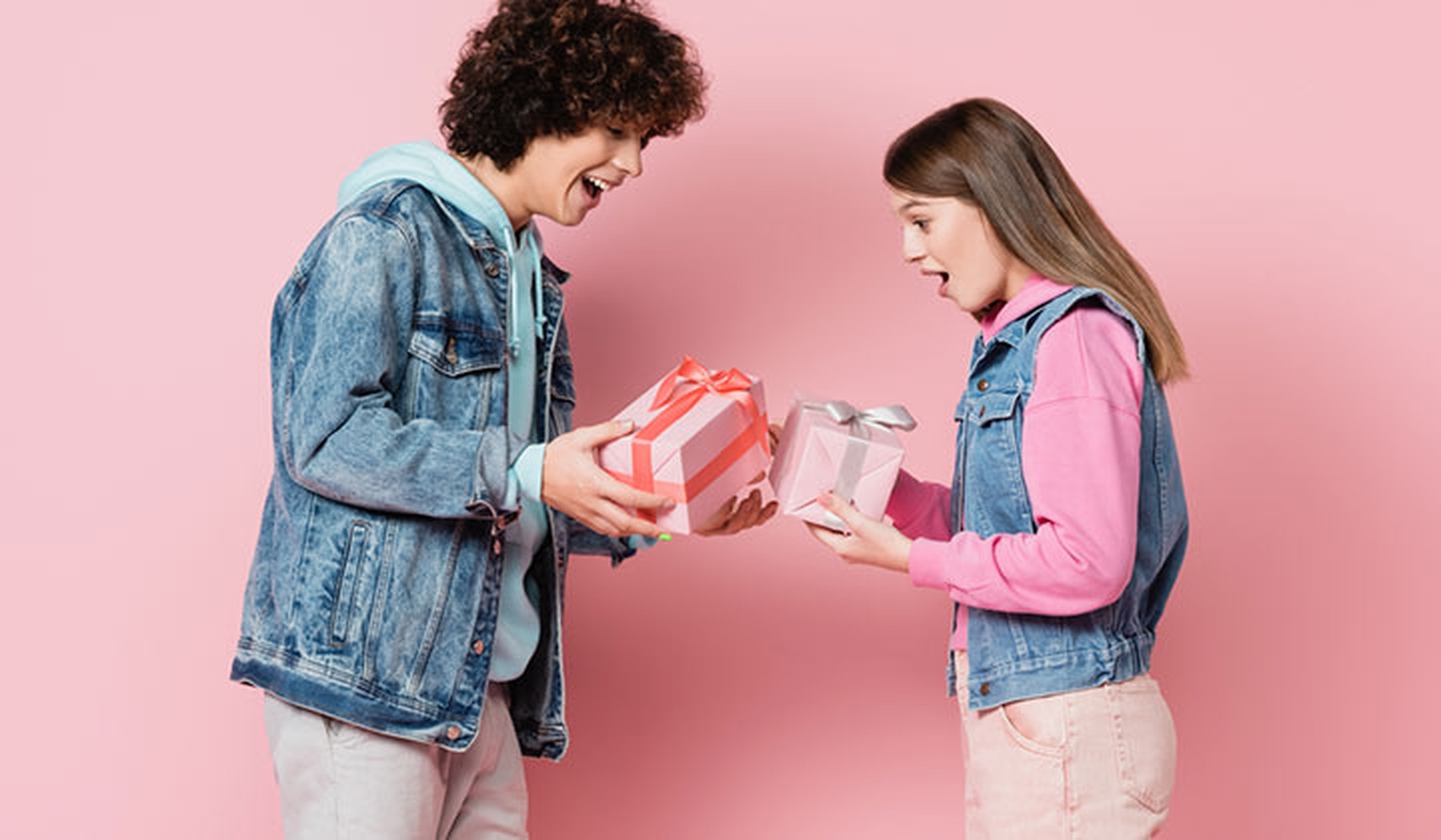 Dos adolescentes contentos con regalos en las manos