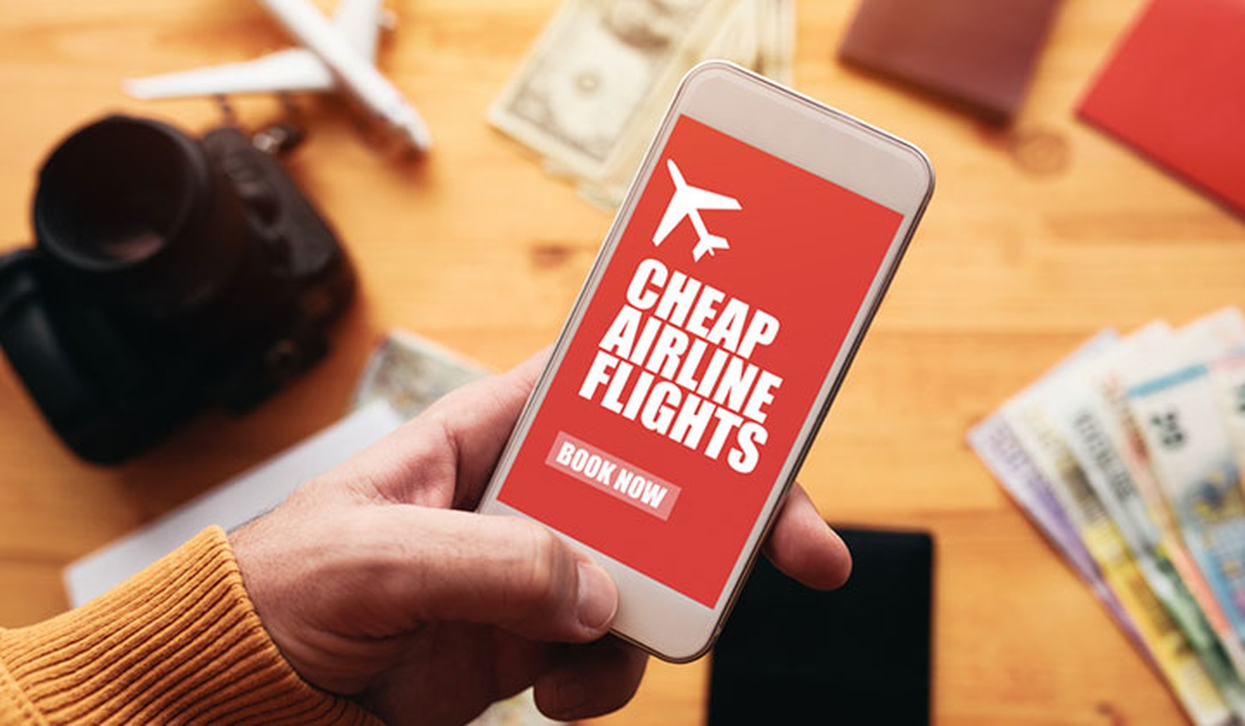 Persona buscando vuelos baratos con el smartphone