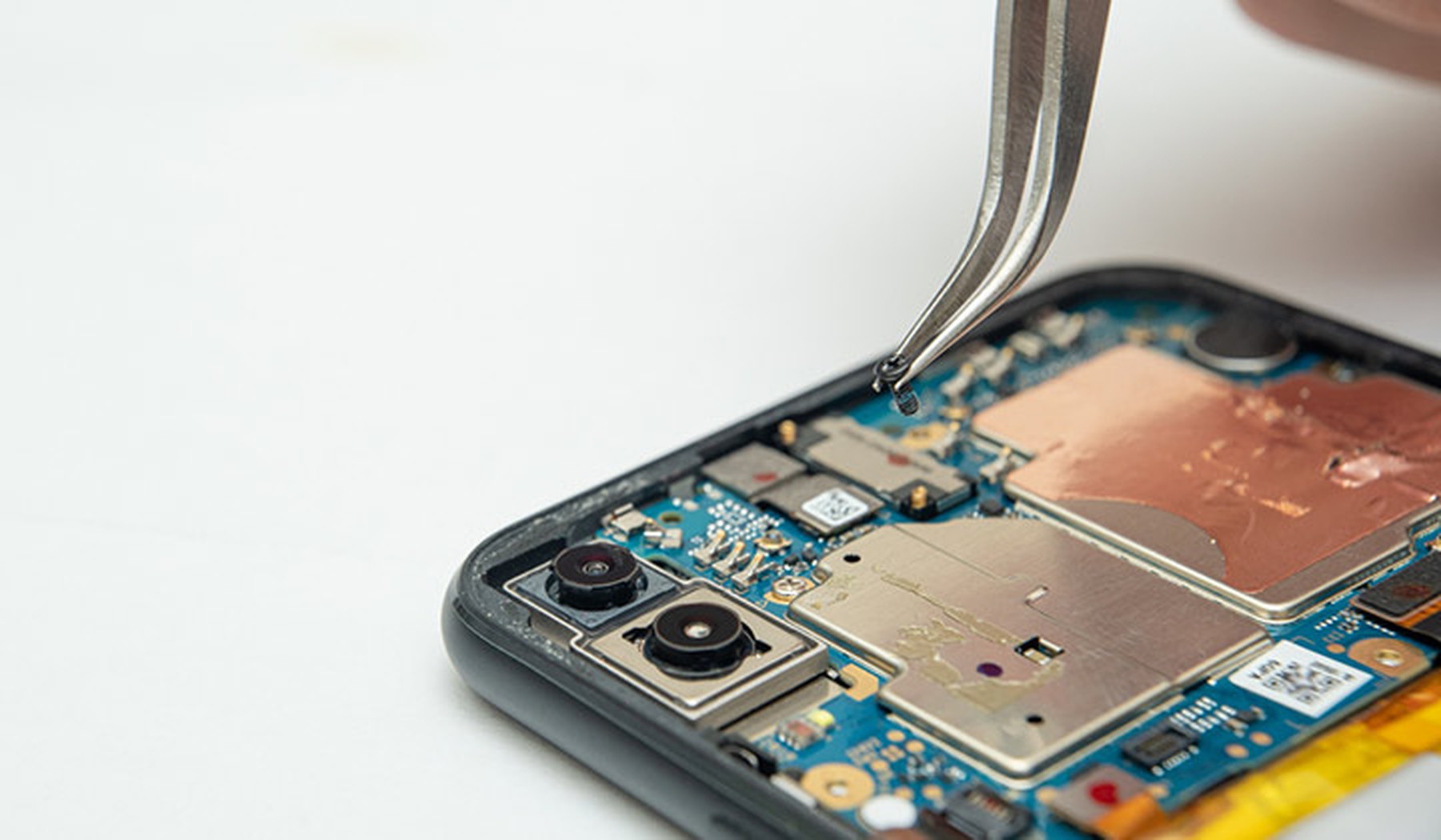 smartphone en reparación con unas pinzas