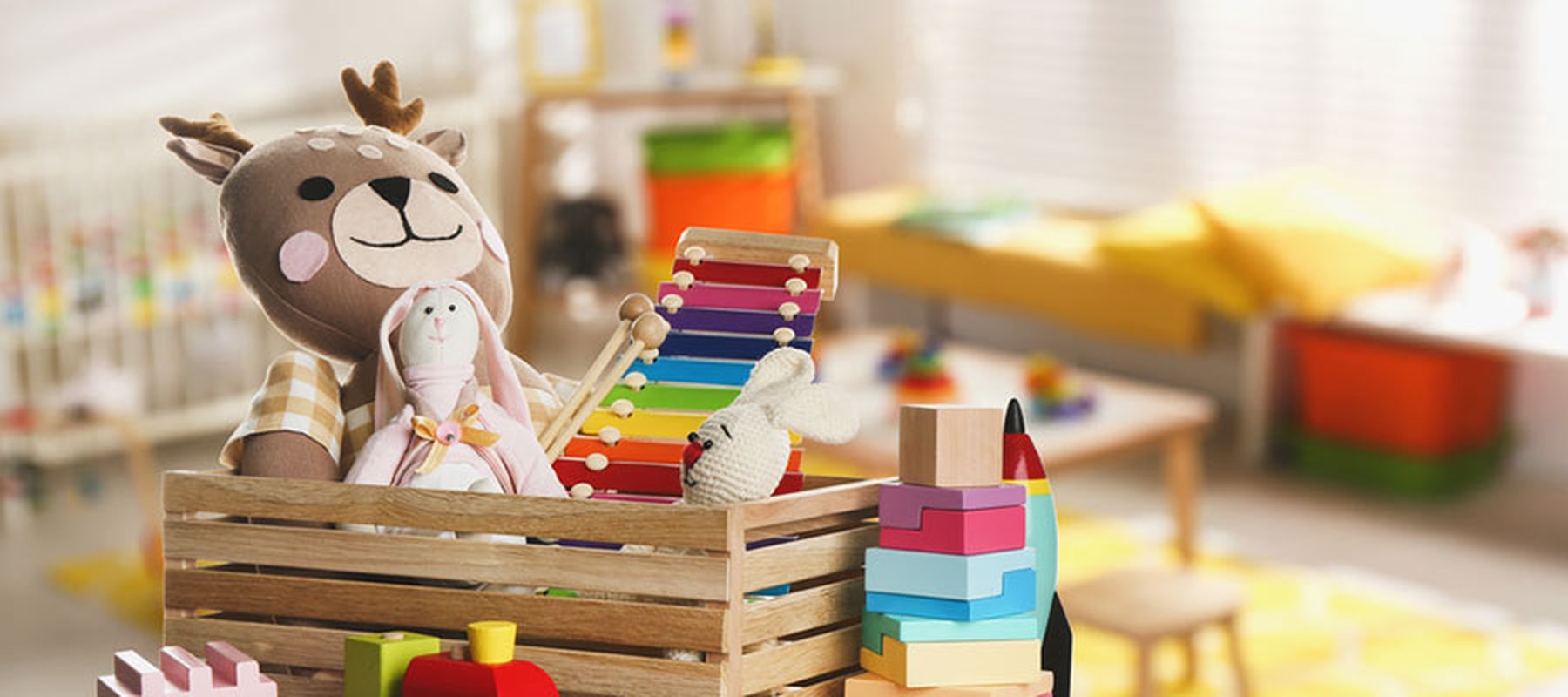 Juguetes coloridos para bebés en una habitación