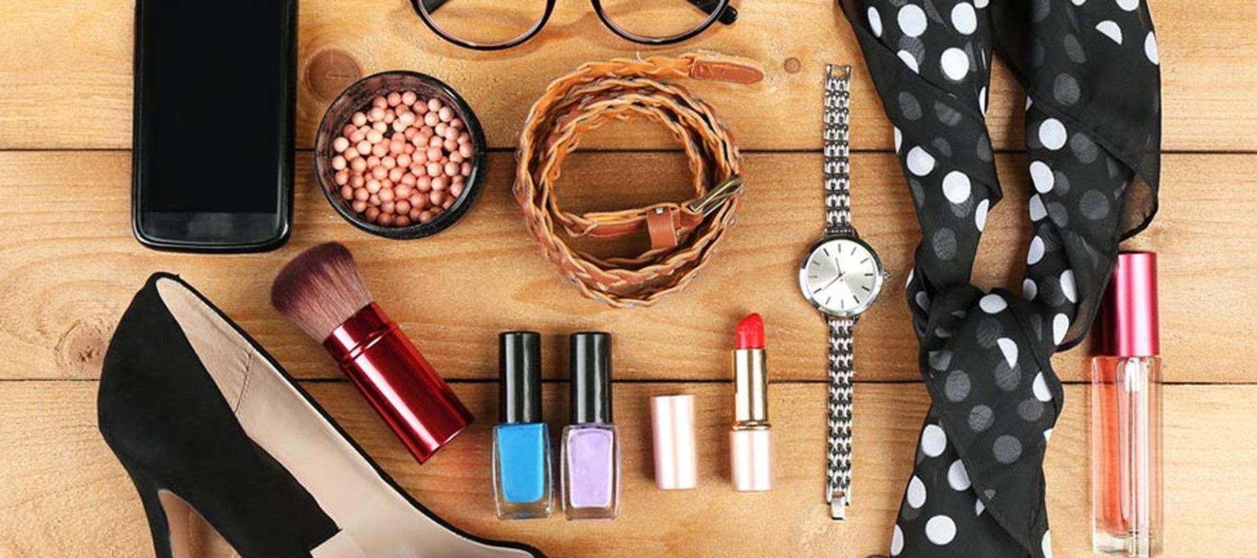 Accesorios de moda y maquillaje: un reloj, pañuelo, maquillaje, etc.