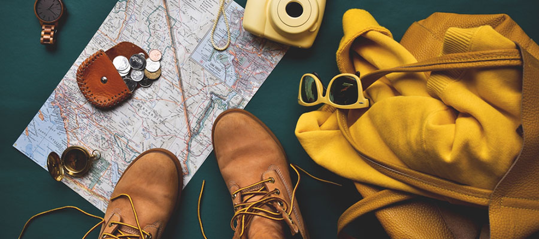 Accesorios de viaje: gafas, chaqueta, cámara, mapa
