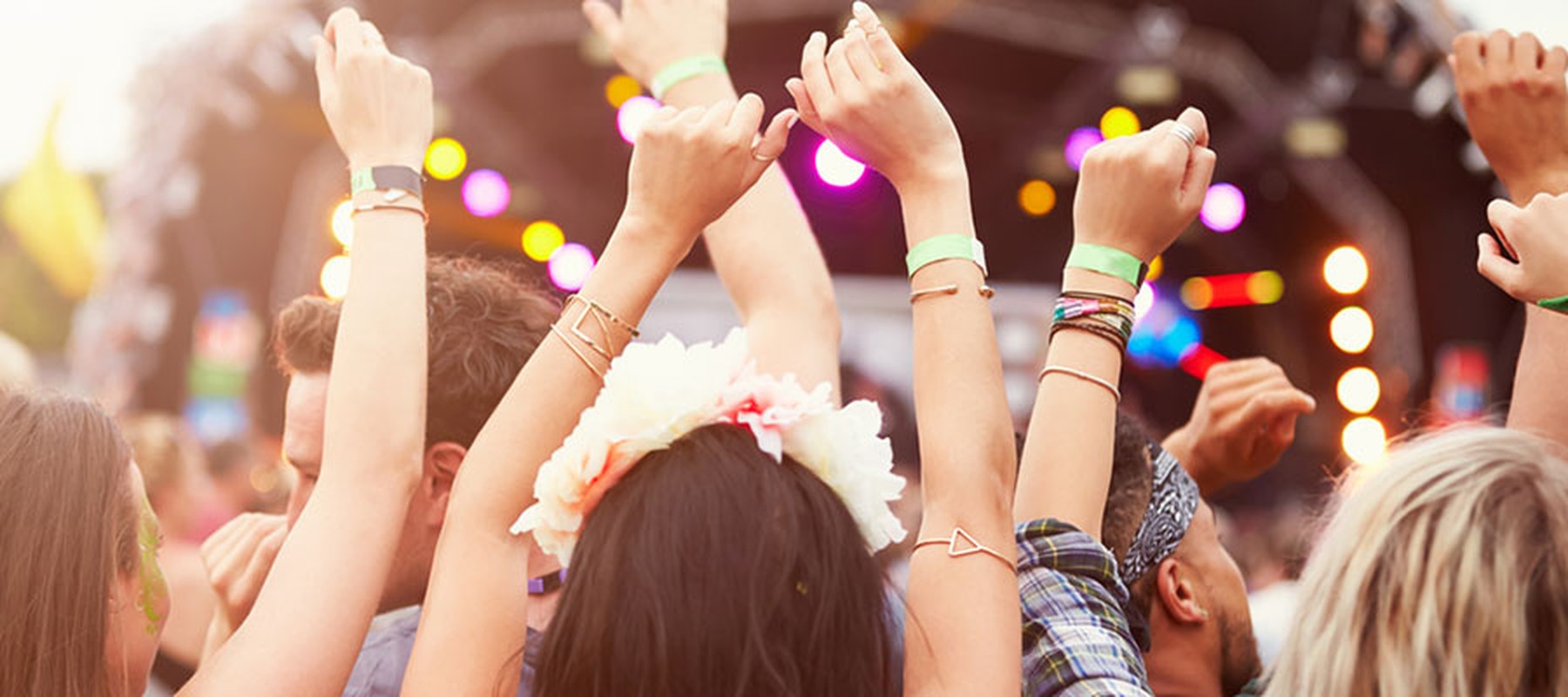 Gente con las manos alzadas en un festival de música