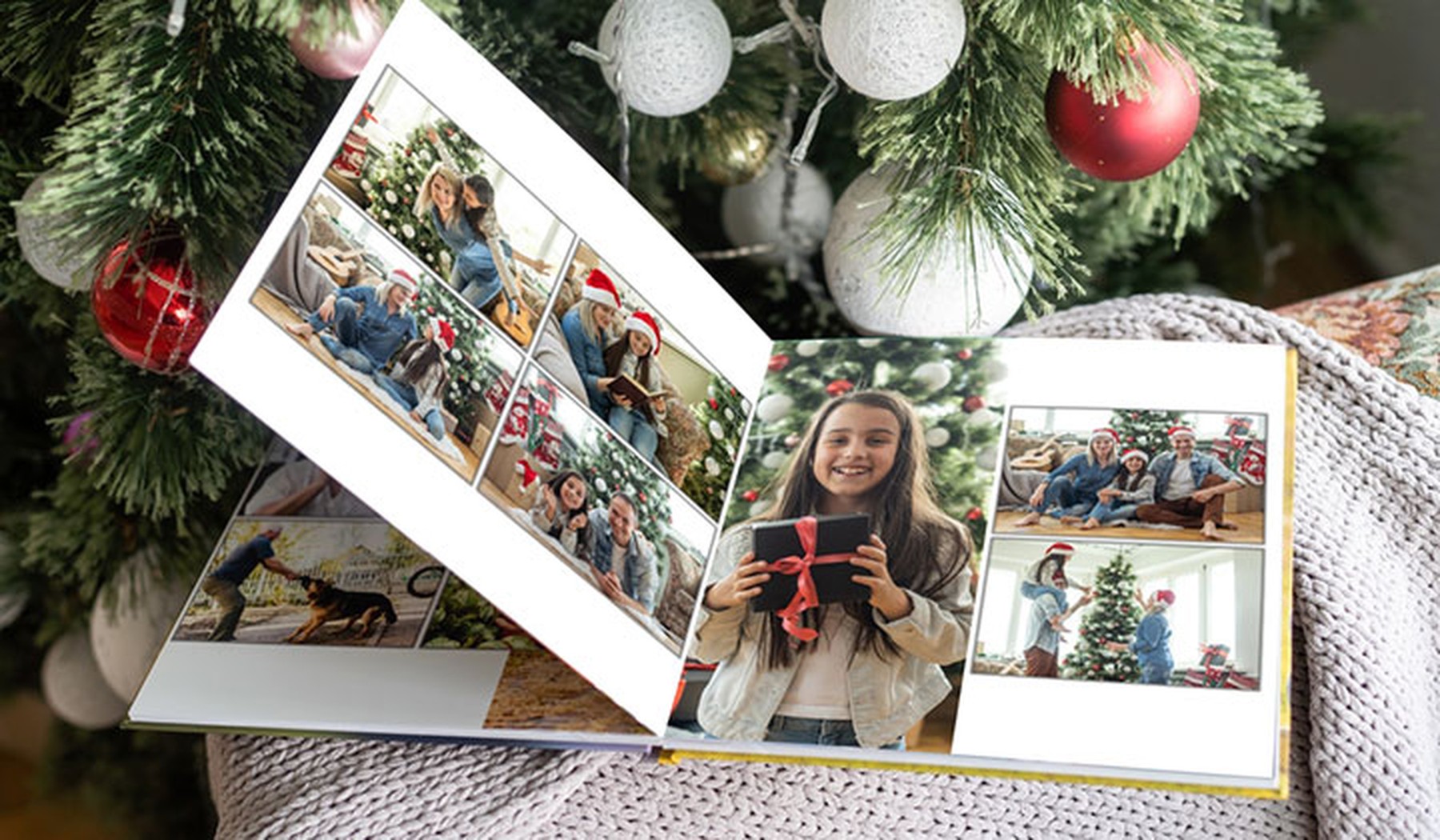 álbum de fotos bajo un árbol de navidad