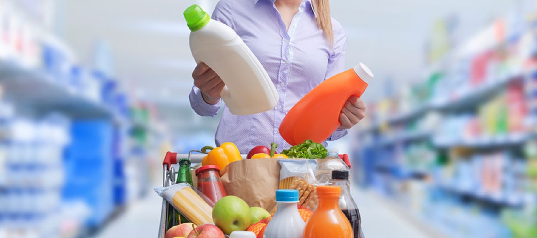 Mujer eligiendo productos en un supermercado para añadir a su carrito
