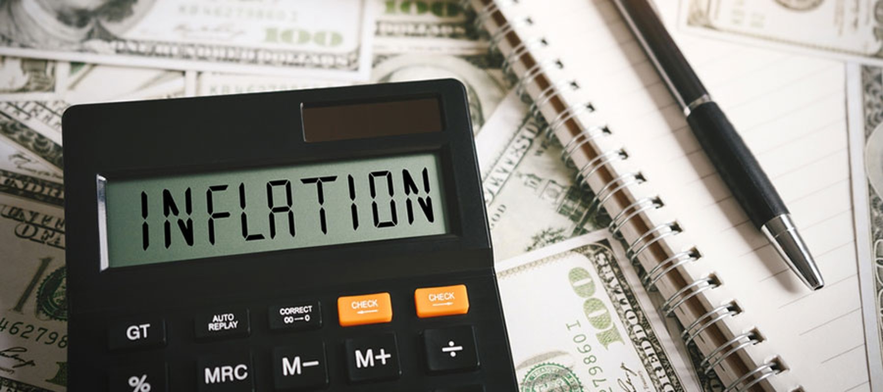 Calculadora negra con la palabra "inflaction" en la pantalla