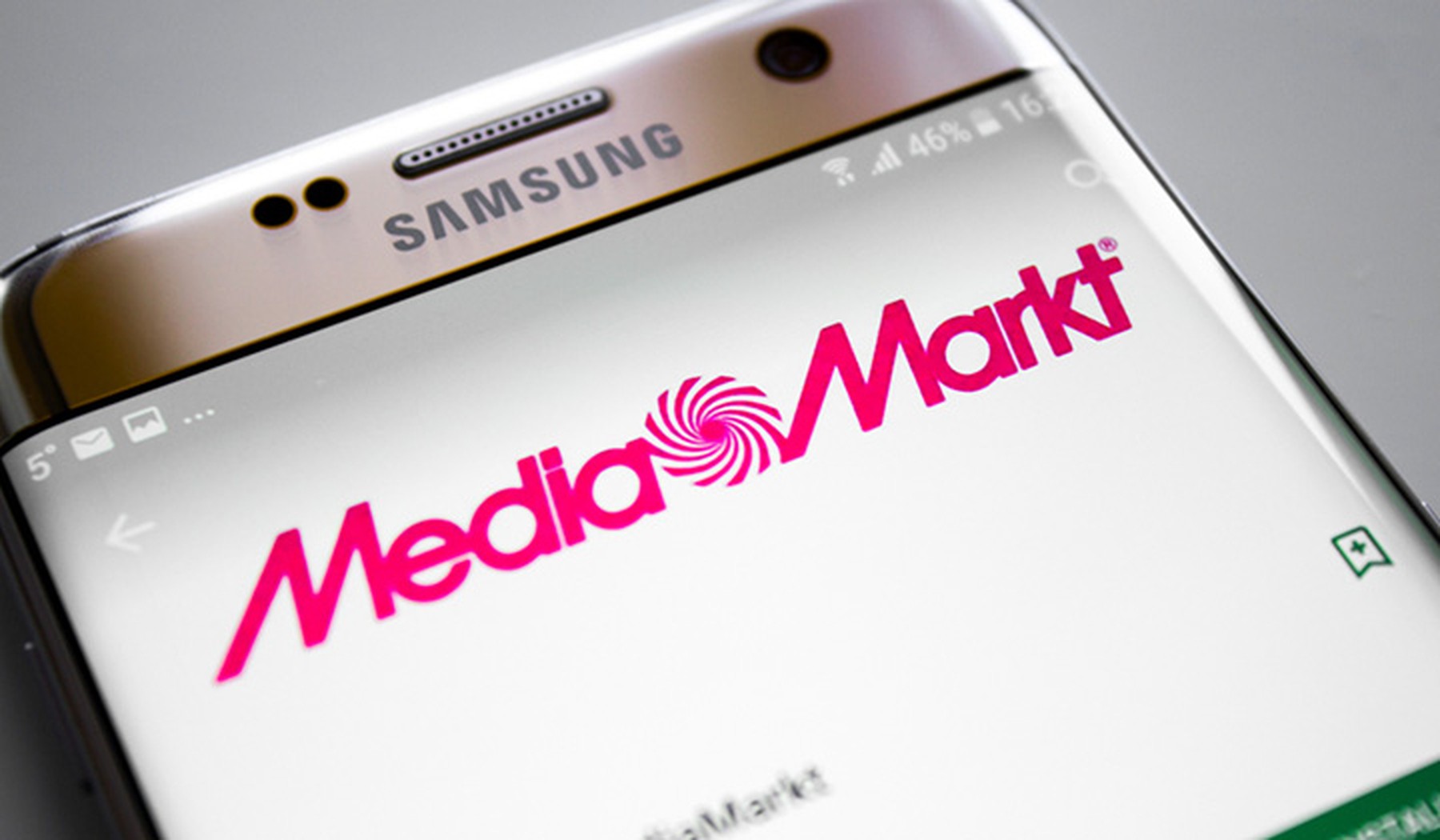 Smartphone de la marca Samsung con la pantalla en la app de MediaMarkt
