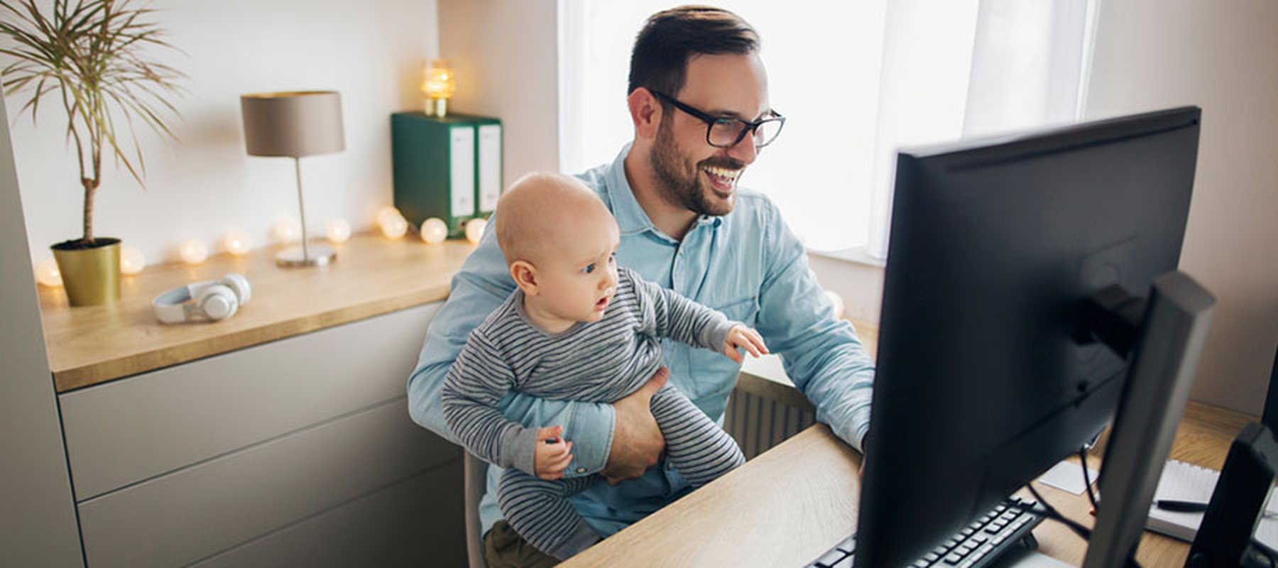 Hombre con un bebé trabajando en casa