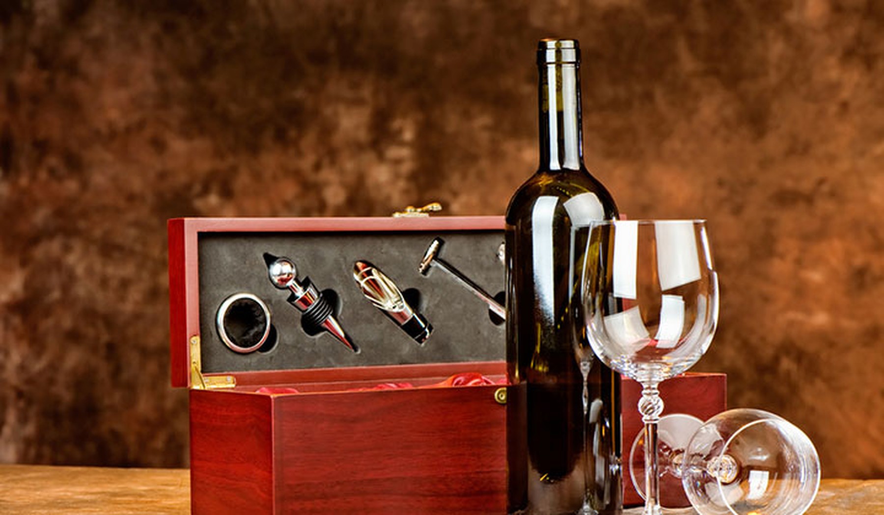 Caja con accesorios de vino, botella de vino y dos copas