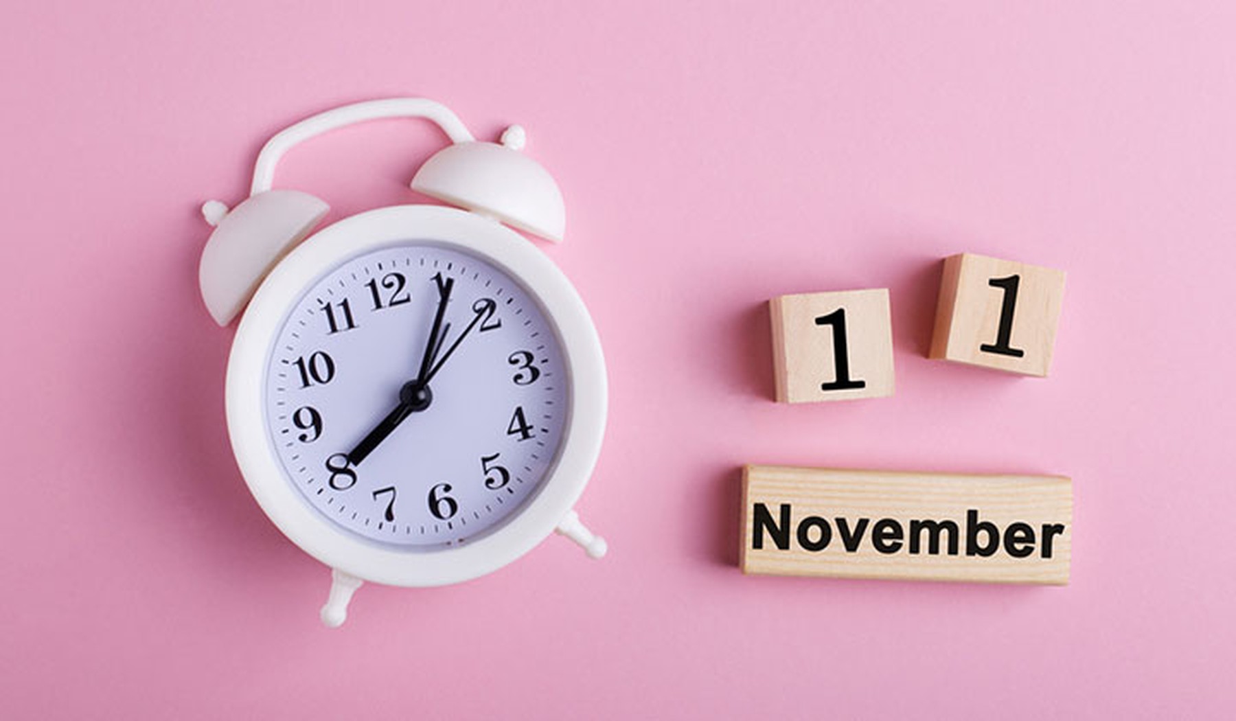 Reloj y cartel de madera con la fecha 11 de noviembre
