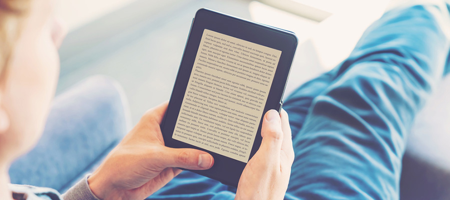 Jóven leyendo en un dispositivo e-reader