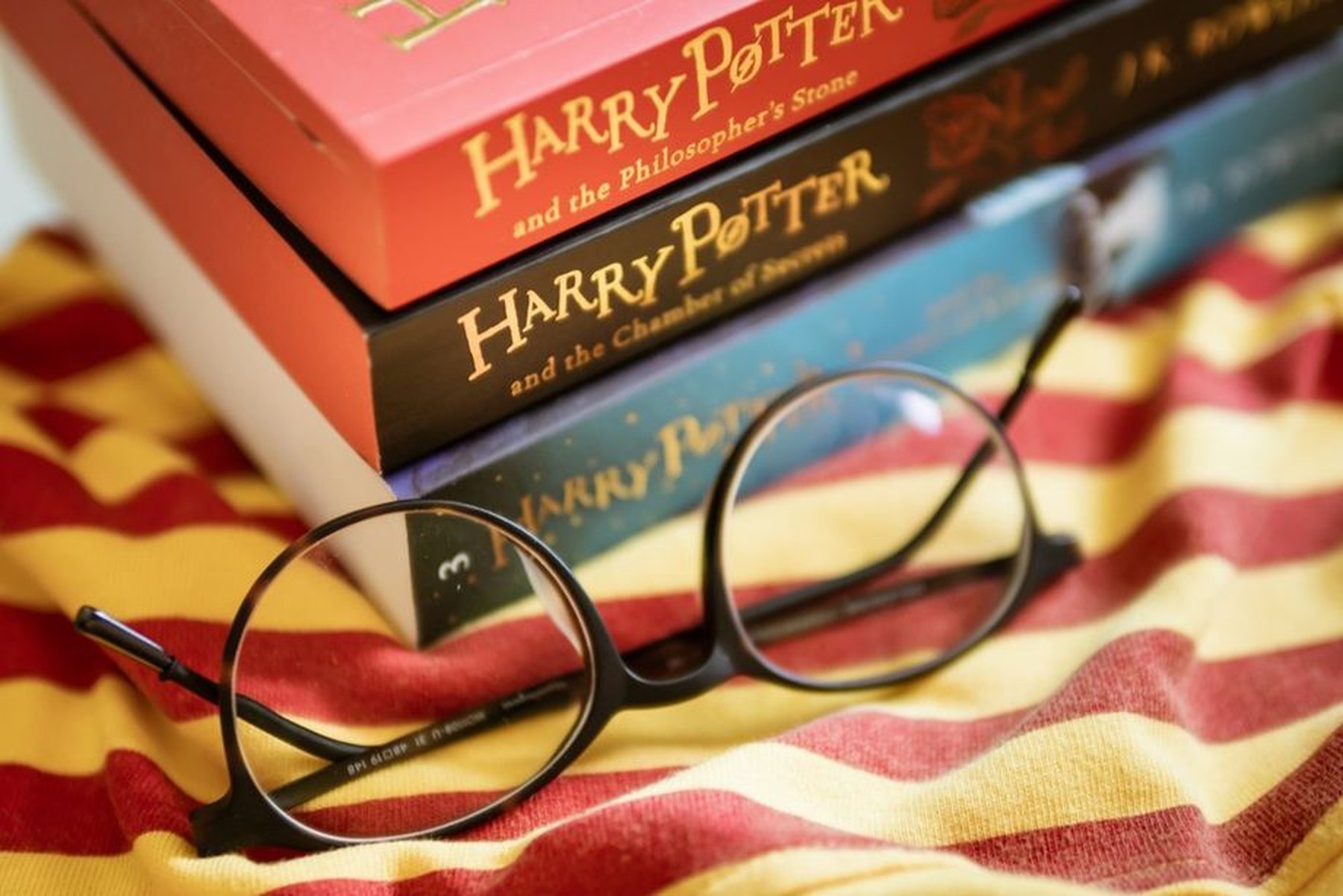 libros de Harry Potter y unas gafas