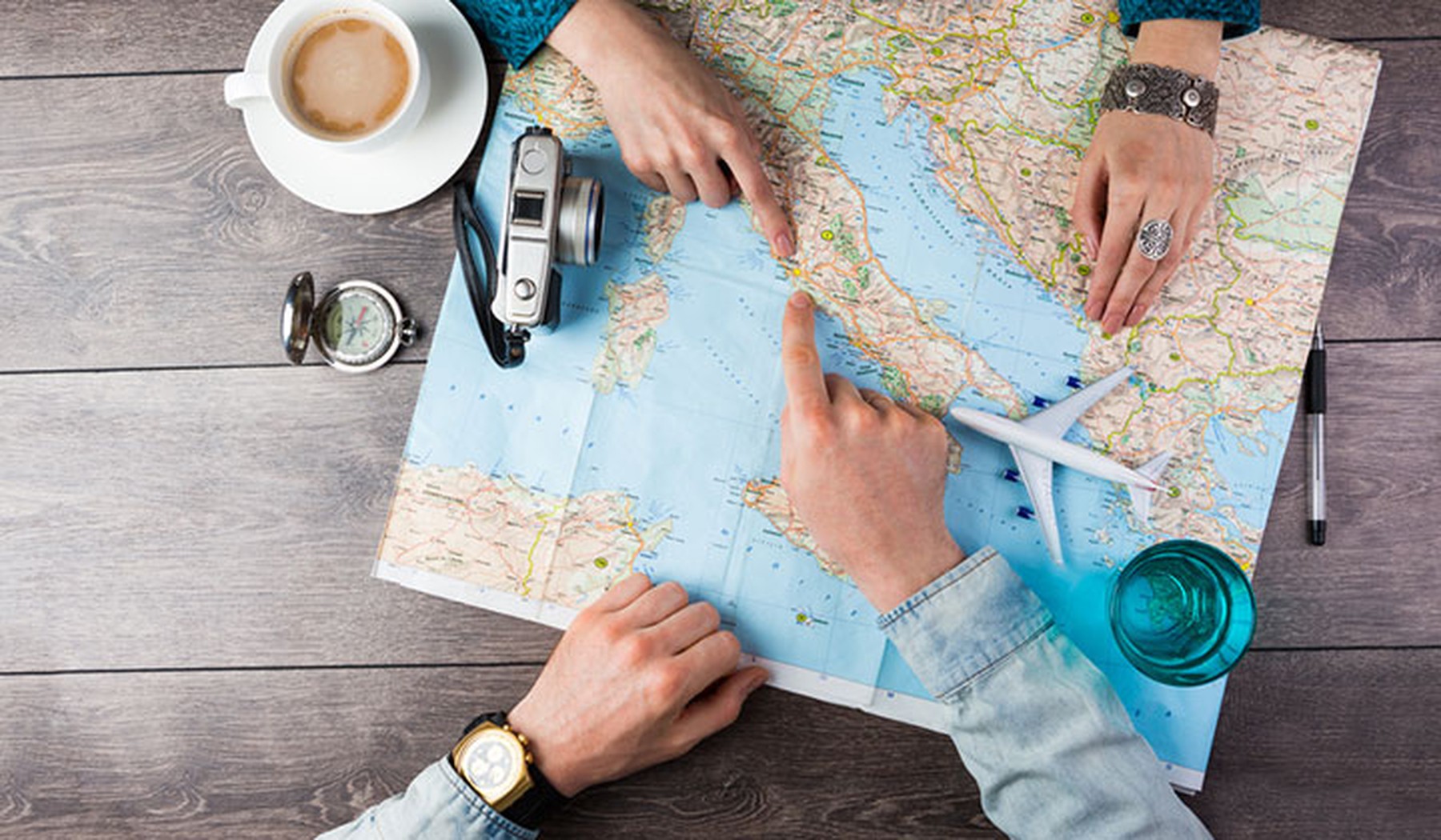 Joven pareja planeando un viaje de vacaciones con un mapa del Mediterráneo