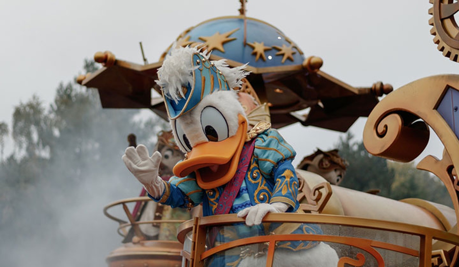 Primer plano del Pato Donald en su carroza de Disneyland París