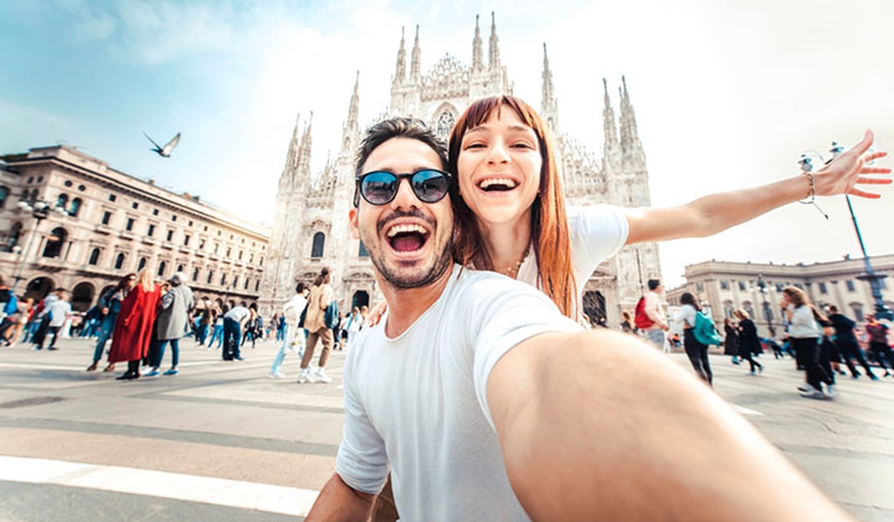 Feliz pareja tomándose una selfie frente al Duomo