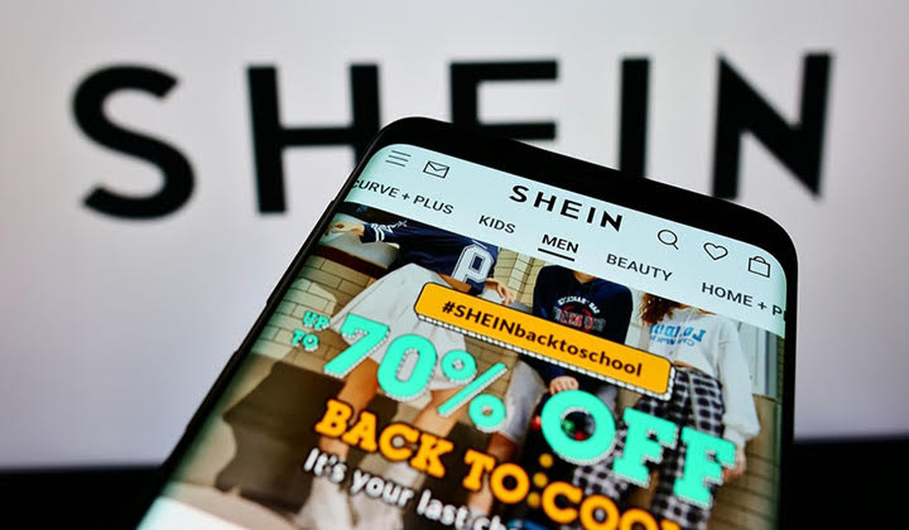 Móvil con la aplicación de SHEIN abierta