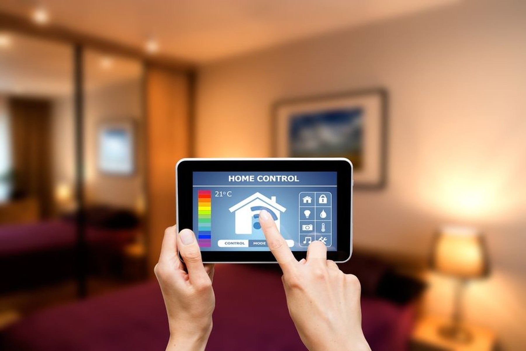 Tablet con aplicaciones para gestionar los dispositivos del hogar
