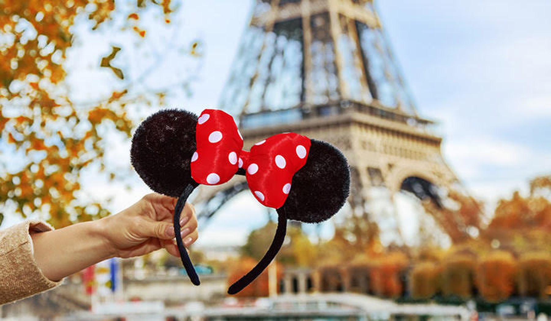 Orejas de Minnie Mouse con la Torre Eiffel de fondo