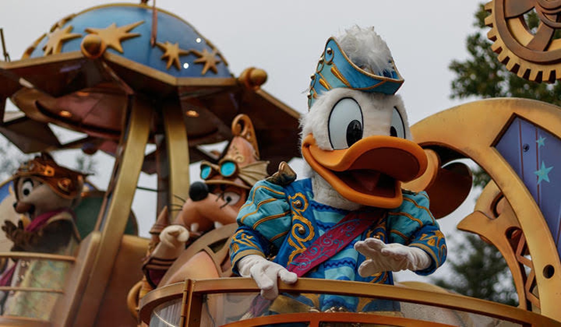 Pato Donald saludando en uno de los desfiles de Disneyland Paris