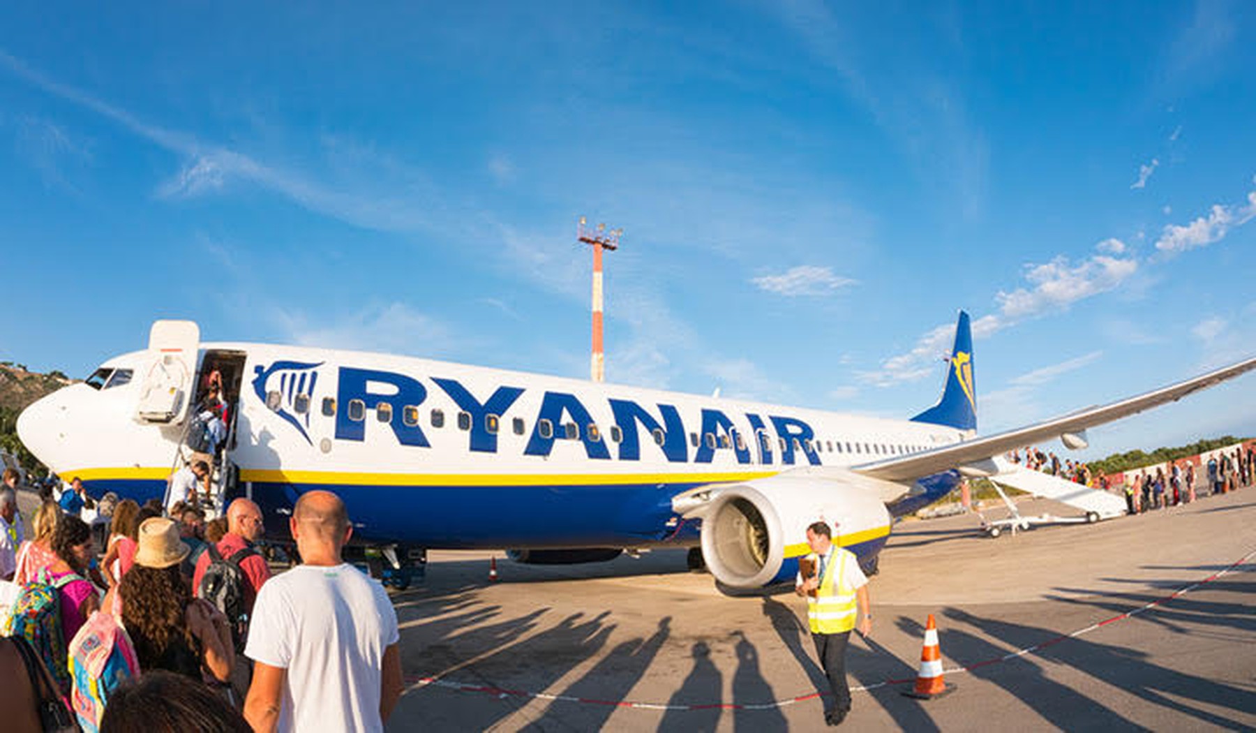 Pasajeros subiendo a bordo de un avión Ryanair 