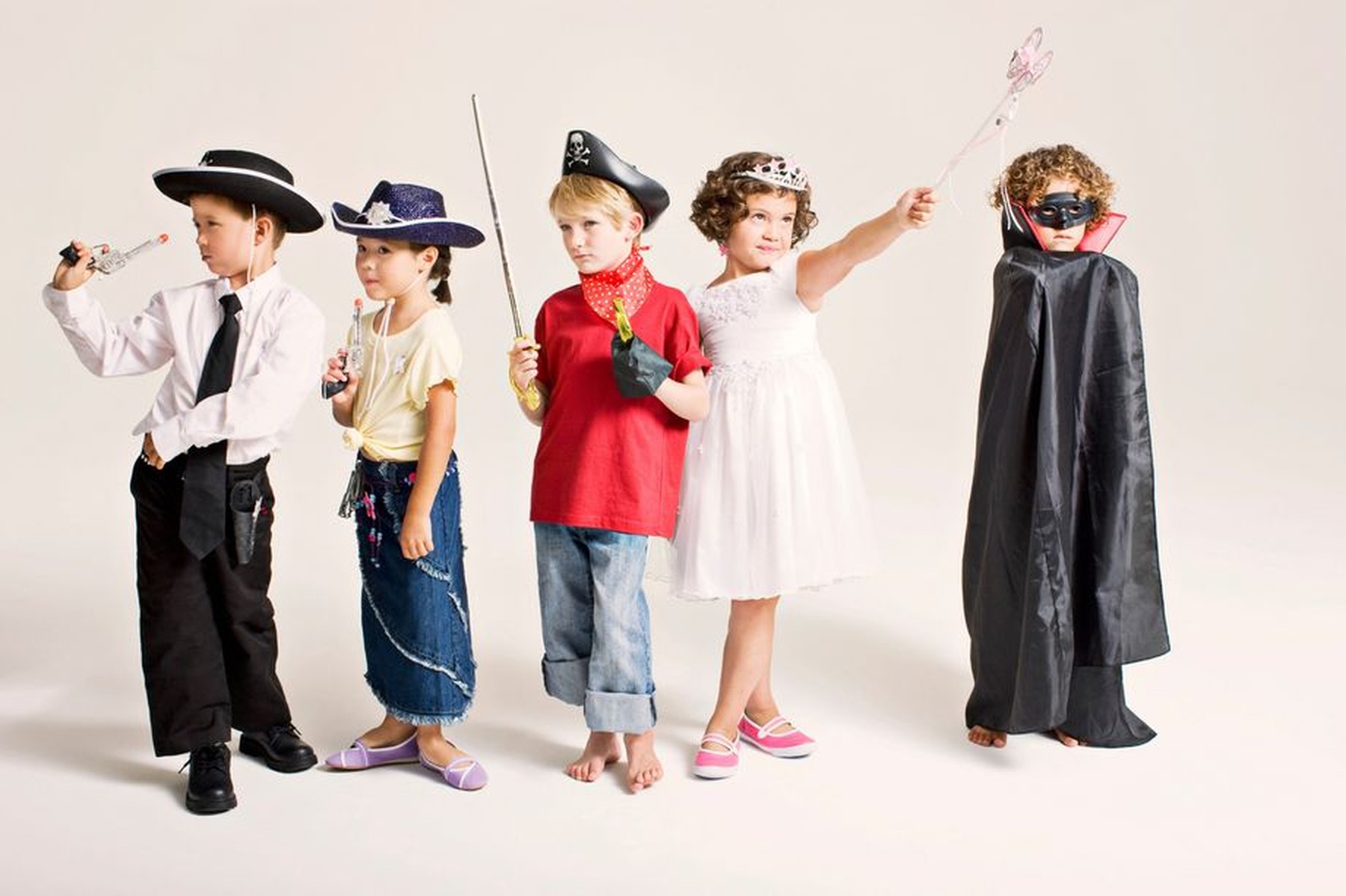 Varios niños disfrazados de personajes 