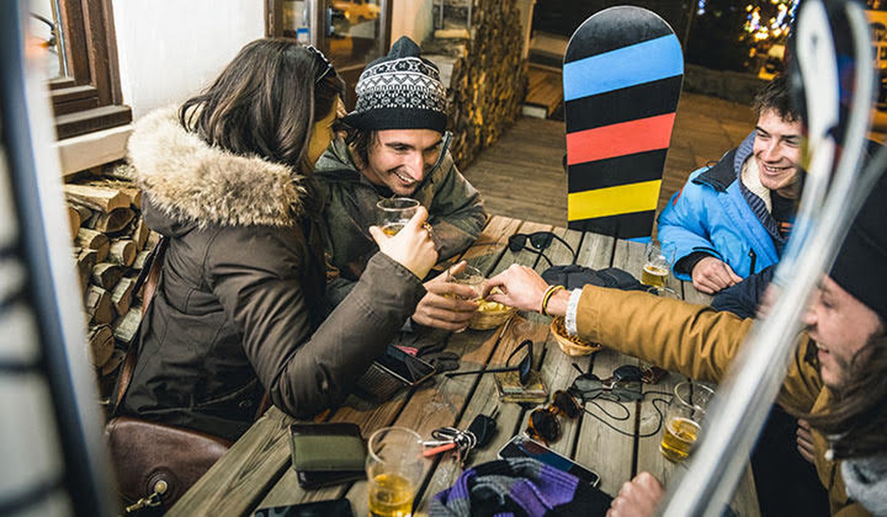 Un grupo de amigos tomando algo después de esquiar