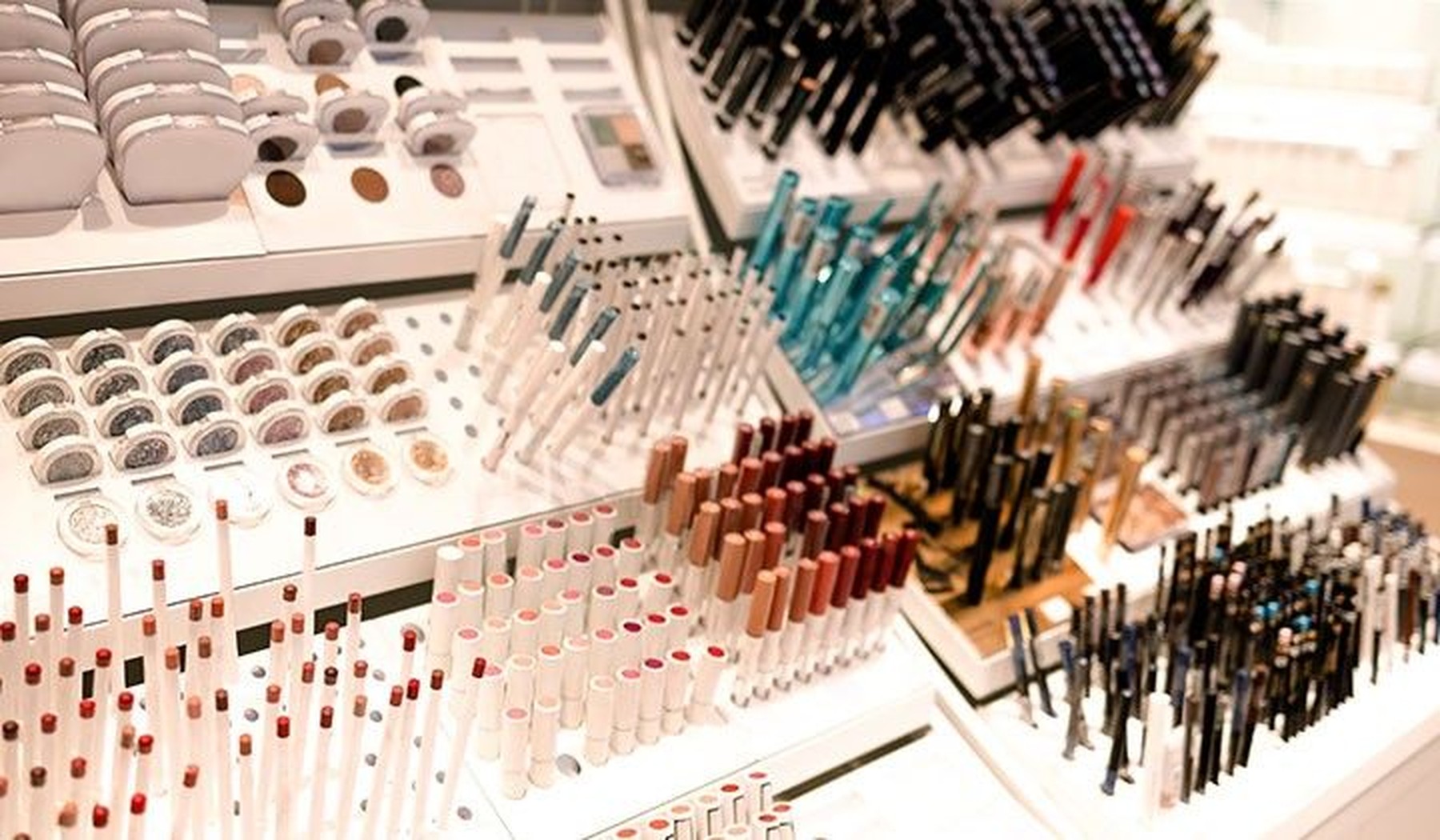 Tienda de maquillaje con variedad de productos en el expositor 