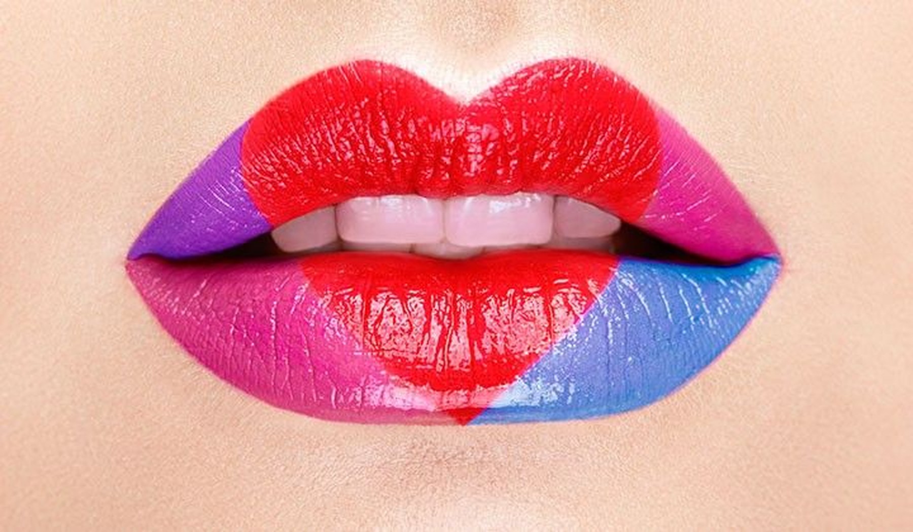 Unos labios pintados con varios colores de manera profesional
