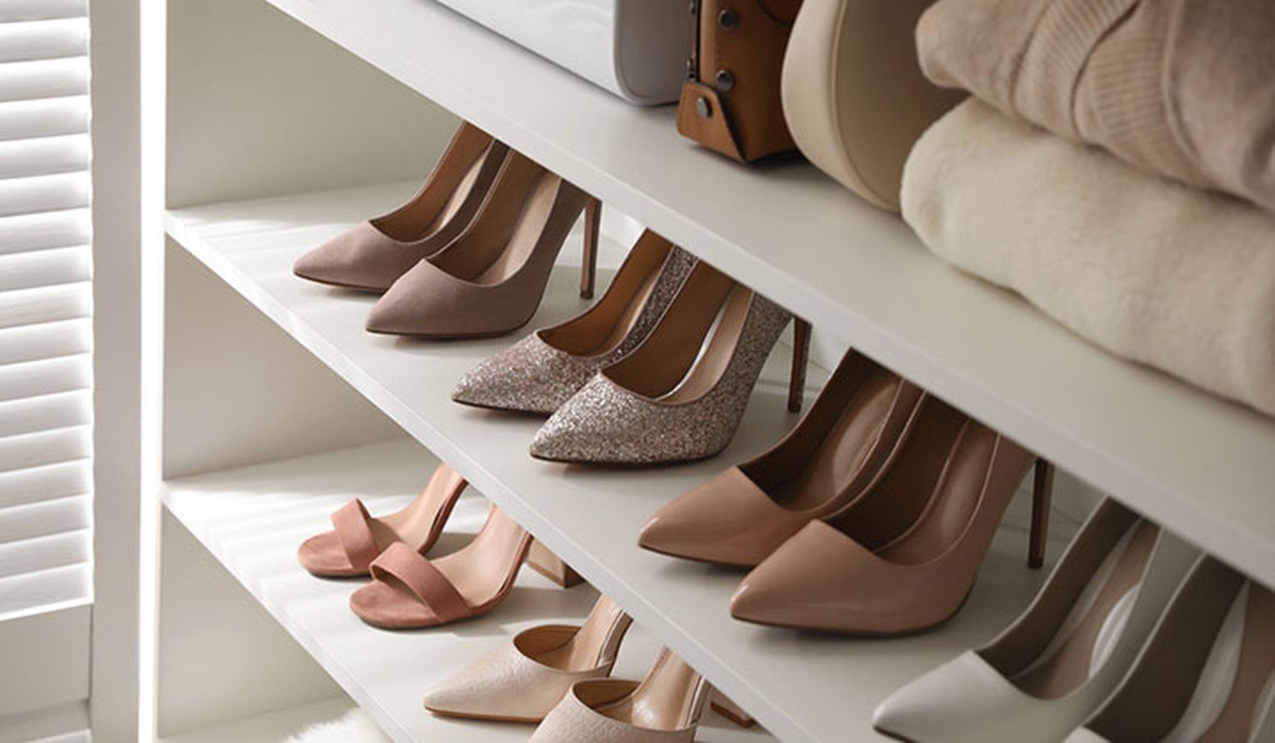 Colección de zapatos de vestir en un armario