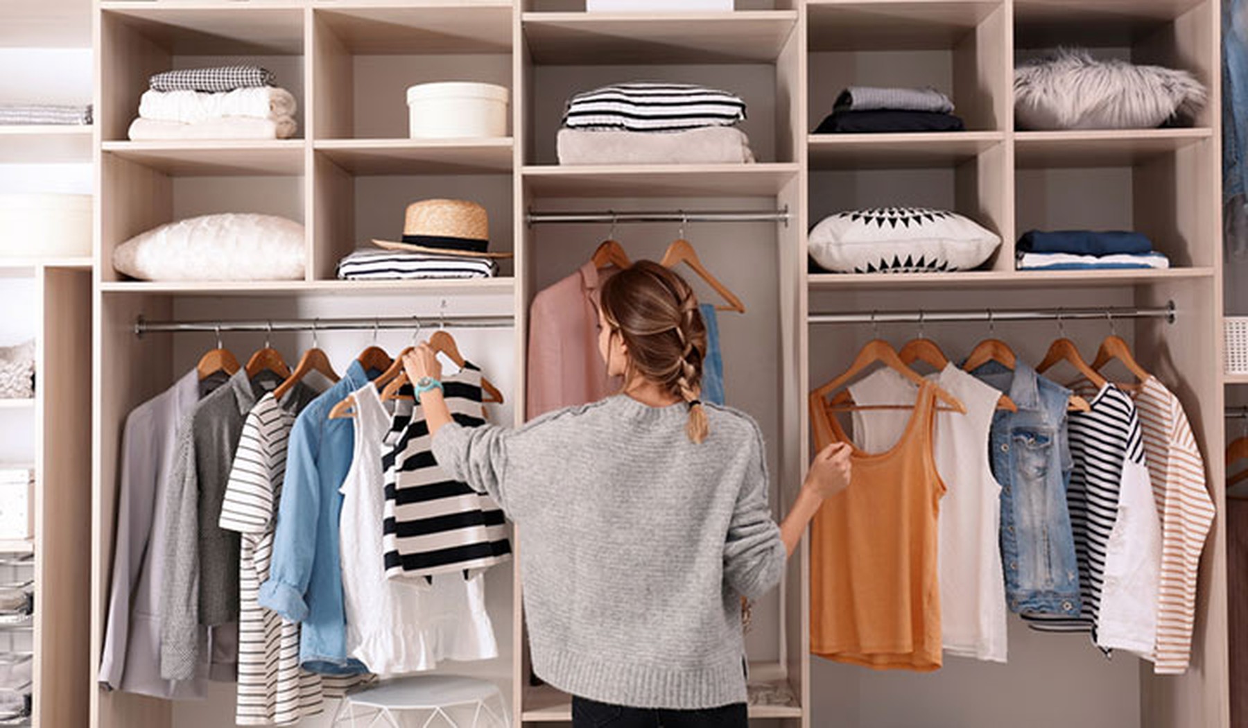 Mujer organizando su armario de ropa