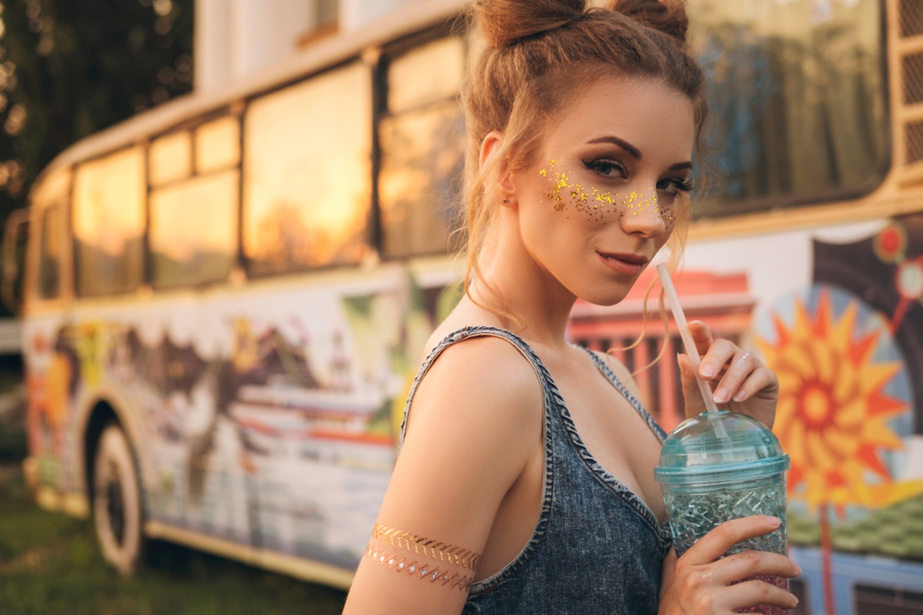 Chica en un festival con maquillaje brillante