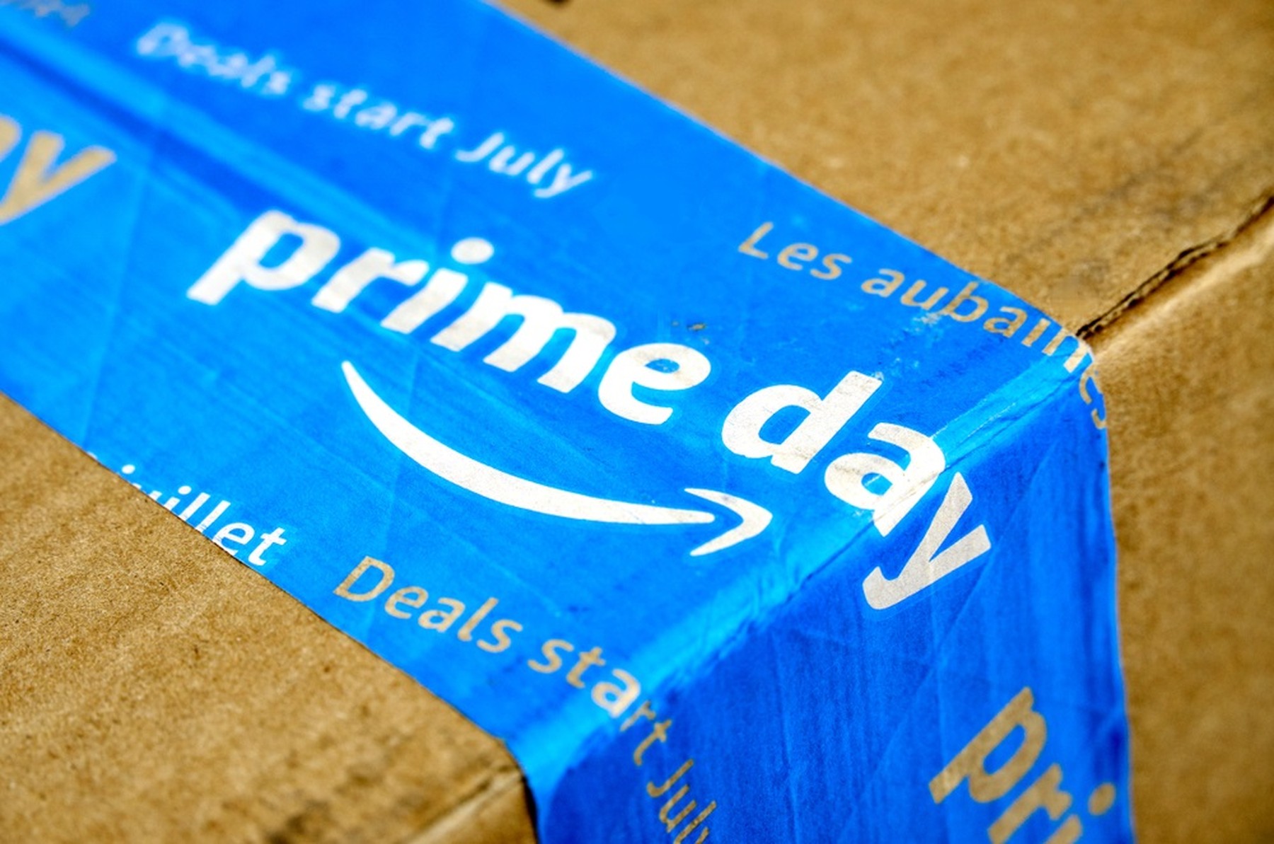 Paquete de cartón con una etiqueta azul del Prime Day