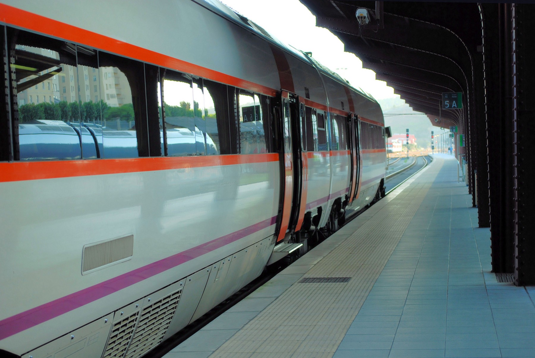 Tren de media distancia de Renfe en la estación de Lugo